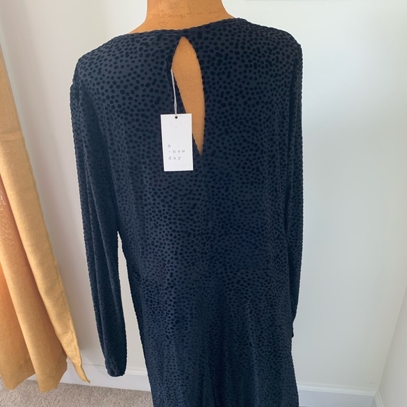 Velvet Textured Midi Dress - Picture 4 of 9